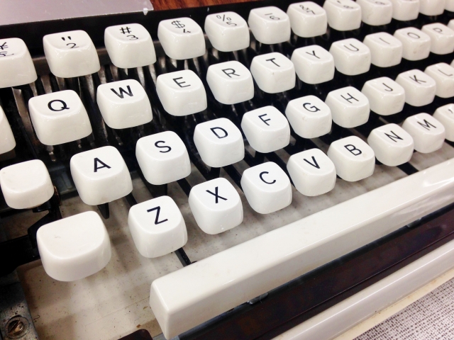 タイプライター風のカラフルなキーボードが可愛い 販売店はどこ 通販はある キニナルを調査中 コソダテの神様